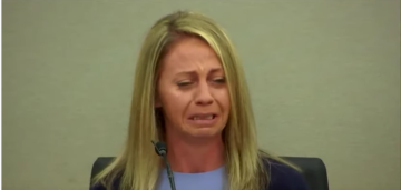 بالفيديو: شرطية أمريكية تبكي أثناء محاكمتها بتهمة القتل…شاهد التفاصيل