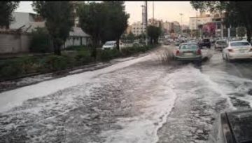 الداخلية تطلق تحذيرات جديدة من الأمطار على هذه الطرق…والسيول تجري في مكة