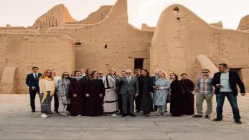 زيارة وفد إعلامي روسي حي الطريف بالدرعية للتعرف على تاريخ التراث السعودي