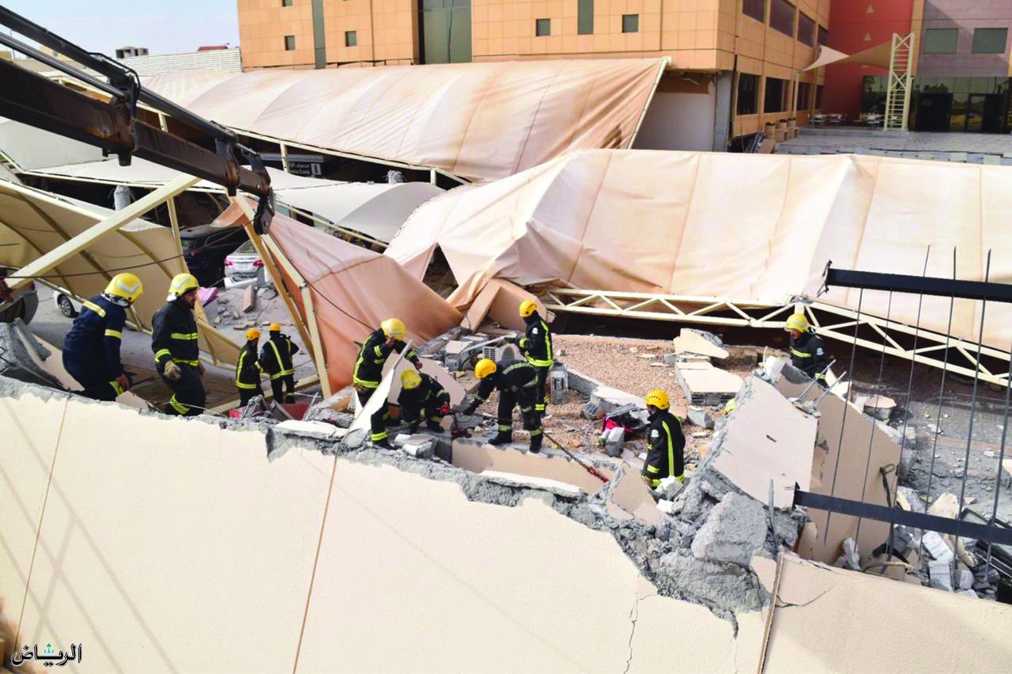“الدفاع المدني” حادث مبني الجامعة يتسبب في إصابة 13 شخص ووفاة شخصين