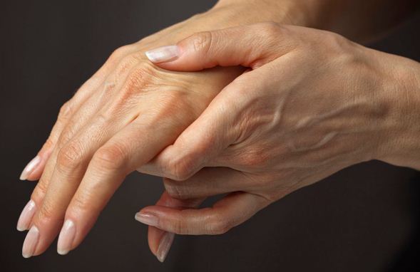 لماذا تظهر عروق اليدين عند بعض الناس وتختفي عند آخرين