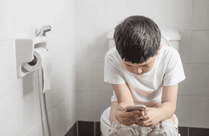 سلبيات استخدام الهاتف في الحمام