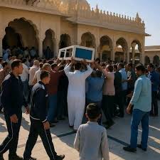 قصة الراجل خلاهم دخلوه المسجد وبيصلوا عليه وراح واقف قدام المصليين
