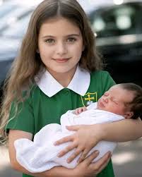 قصة فتاة فقيرة، متأخرة عن المدرسة، تجد رضيعًا