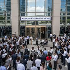 قصة أعلن مدير شركة كبيرة عن وظيفة واحدة